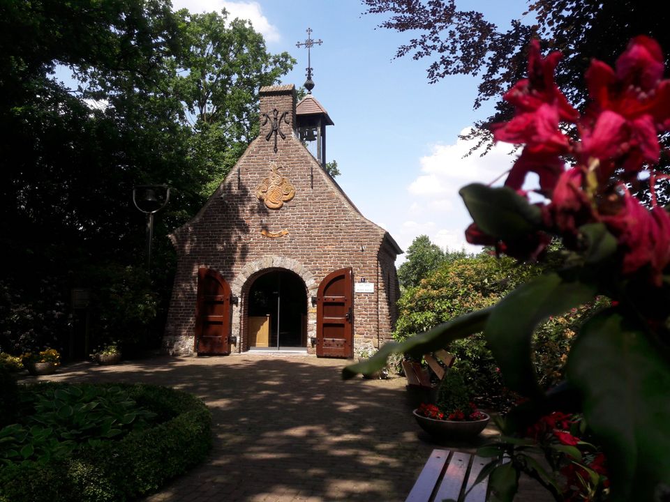Castle grounds walk Deurne - Chapel