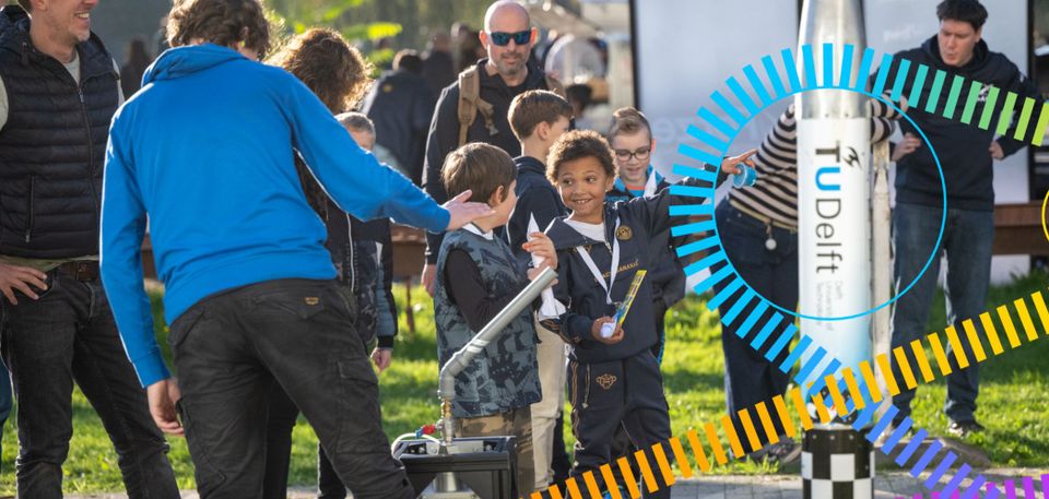 Twee jongetjes kijken naar een experiment tijdens Science Day in Delft