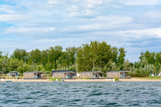Strandhuisjes Aquacentrum Bremerbergse Hoek vanaf Randmeer Veluwemeer Dronten