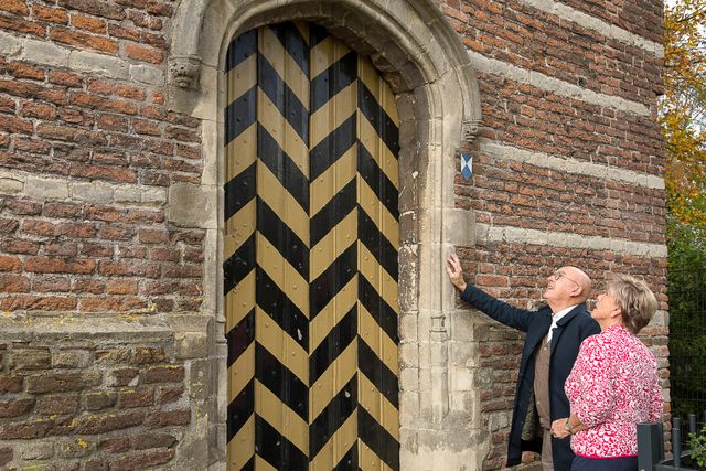 Een stel staat voor de oude deur van Kasteeltoren IJsseltstein