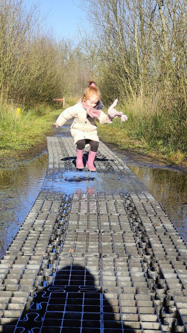 Meisje springt in plas De Groote Peel - Goed Leven