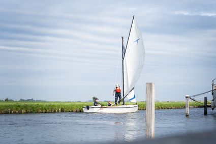 Zeilen in een valk bij Zeilschool De Morra.