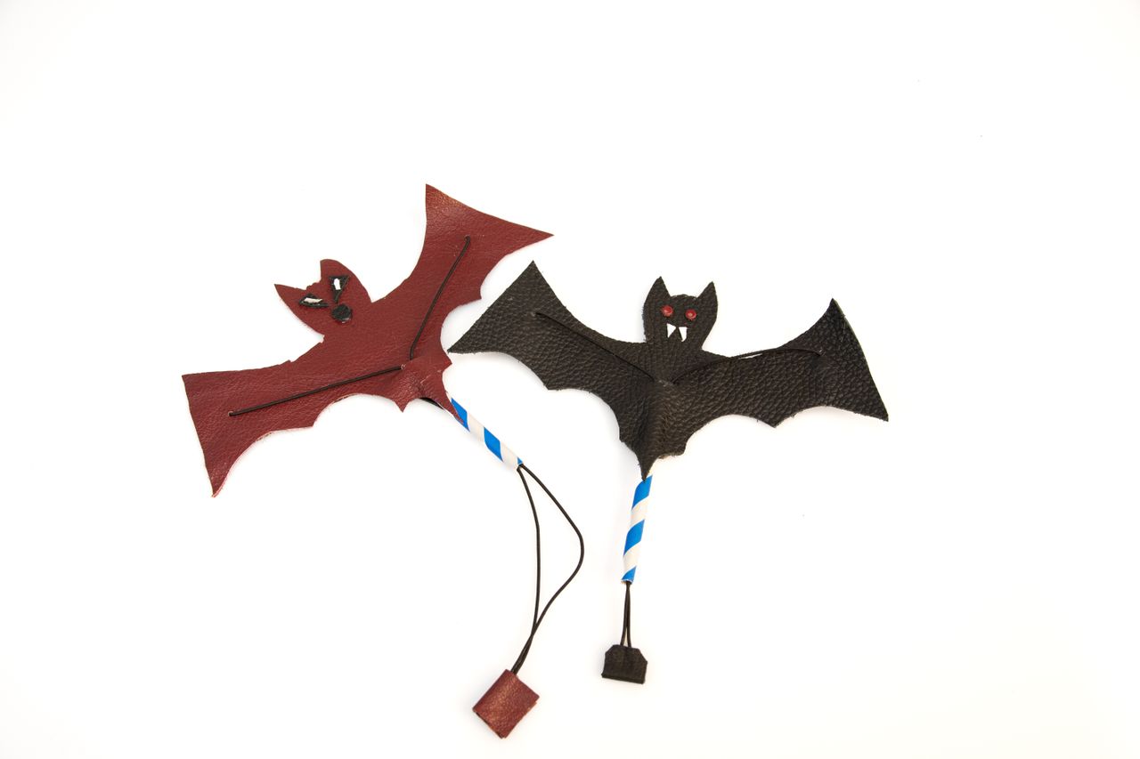 Twee vleermuizen gemaakt van leer voor de kinderworkshop. Met bewegingsmechaniek.