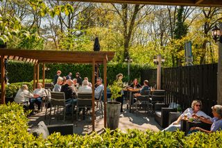 Terras met mensen