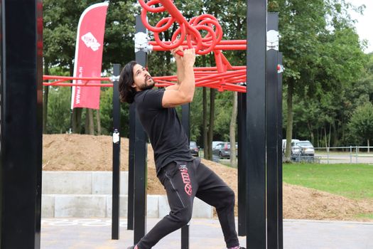 Een man sport bij het urban sportspark