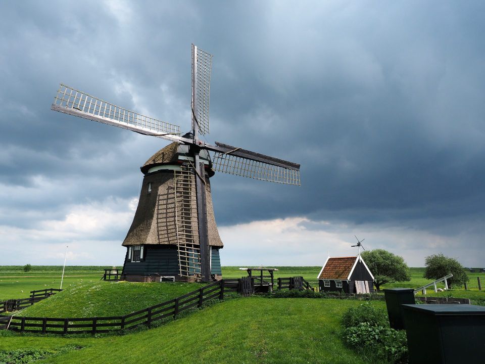 Molen met donkere lucht op de achtergrond