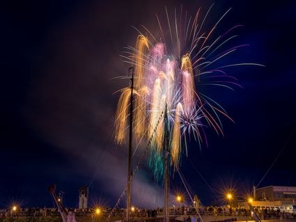 Het vuurwerk van de Visserijdagen Harlingen als opmaat voor de muzikale Nacht van Harlingen.