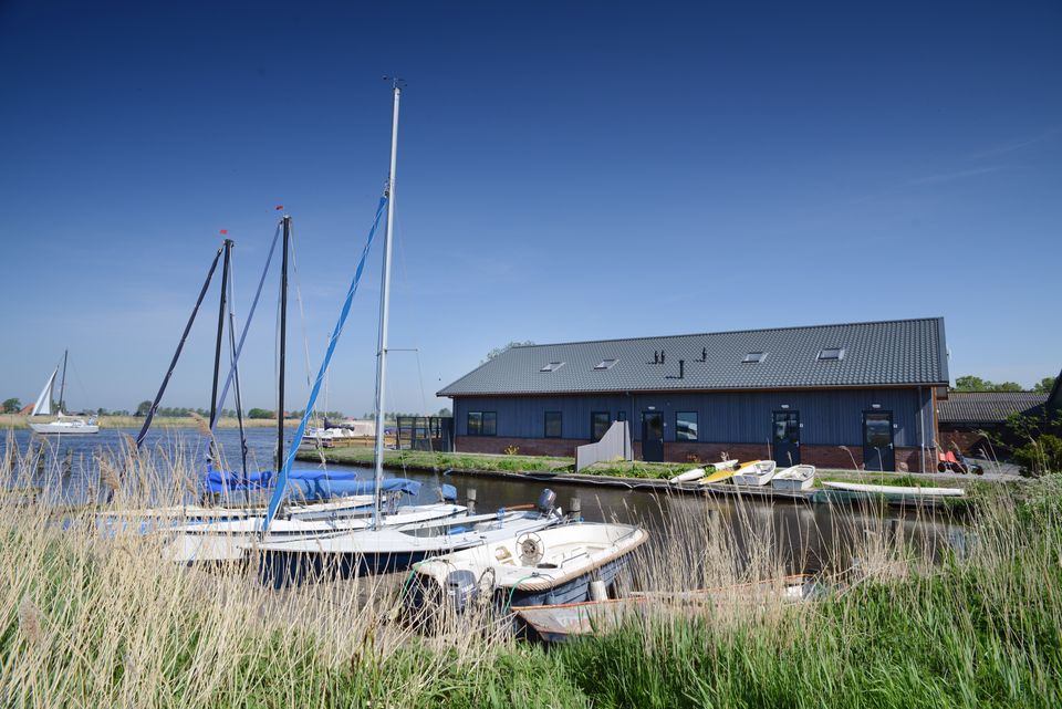 Recreatiebedrijf Gouden Plakje aan het water in Gaastmeer met zeilboten en aanlegplaatsen