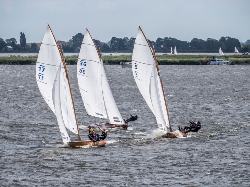 drie zeilboten op het sneekermeer