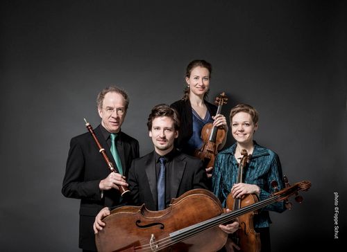 Een orkest van 4 mensen met muziek instrumenten