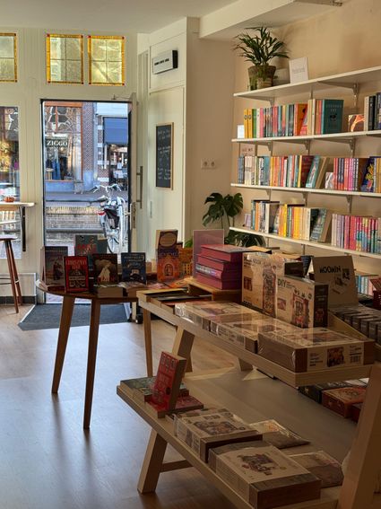 Interieur van Bente’s Books & Coffee in Sneek met boeken en cadeaus.