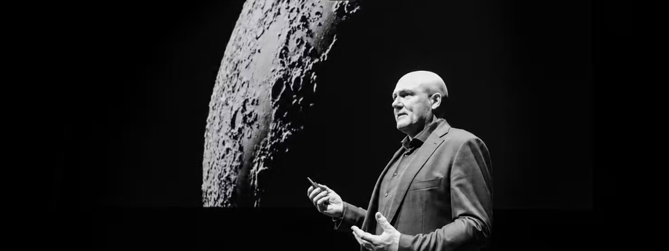 Beeld bij de Nederlandstalige lezing van astronaut André Kuipers in Rijksmuseum Boerhaave over de bijzondere band tussen de mens en de maan.
