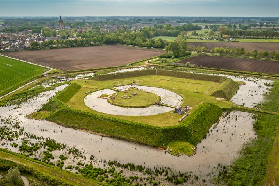 Overblijfselen van Kasteel van Wouw met gedeelten onder water