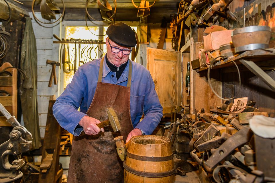 Foto uit beeldbank Zaanse Schans Kuiperij Zaans Museum Ambacht Maken Maker