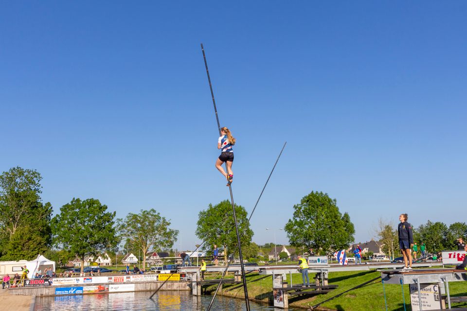 fierljeppen over het water in ijlst