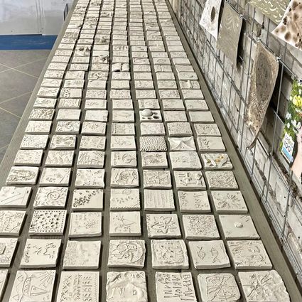 Tegeltjes van klei voor het Harlinger Tegeltableau
