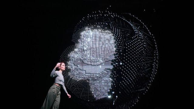 Vrouw waarvan haar kus wordt weerspiegeld met lichtdeeltjes tijdens de Theatervoorstelling Highlight Delft