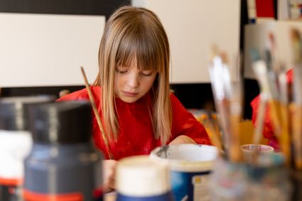 Jong meisje aan het werk in het atelier van Museum Dr8888