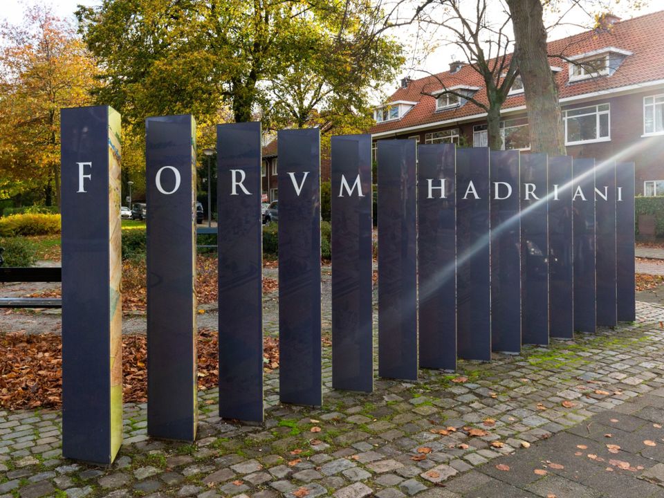 Herdenkingszuil Forum Hadriani Park Arentsburgh-Hoekenburg in Voorburg