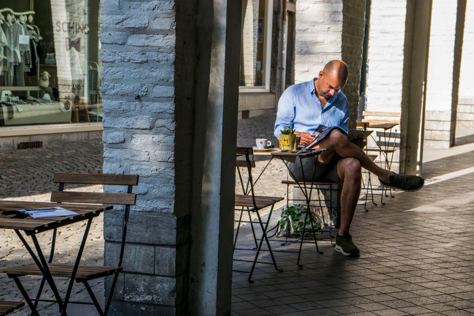 Man op terras van Darq in Maastricht