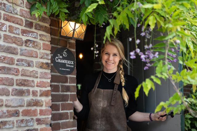Laetitia  verwelkomt bezoekers bij The Chamberick Distillery – ambachtelijke stokerij in de Utrecht Region.