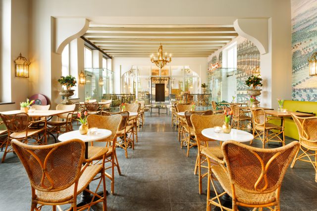 Binnen bij de orangerie in Slot Zeist waar de tafels gedekt zijn