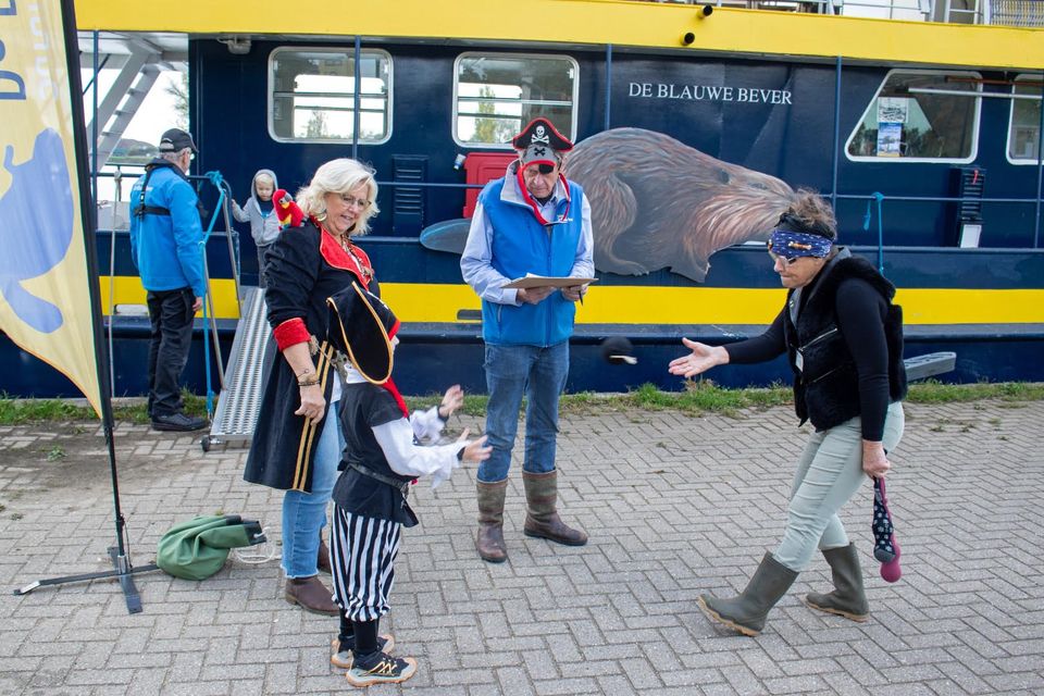 Kleine piraatje worden ontvangen door de opperpiraat en leggen ene p iratenproef af.