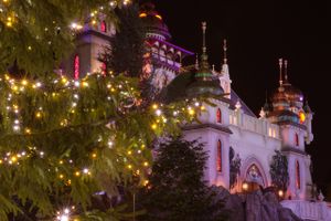 Symbolica attractie in de Efteling in de winter met kerstboom