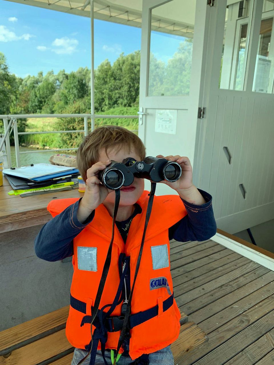 Een kleine speurneus zoekt de oevers van de rivier af.