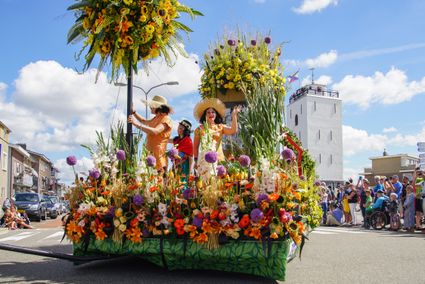 een praalwagen voor de vuurbaak tijdens Flower parade Rijnsburg 2022