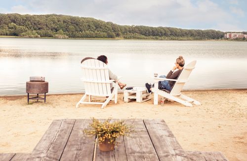 Houtse meer twee strandstoelen met mensen aan het meertje