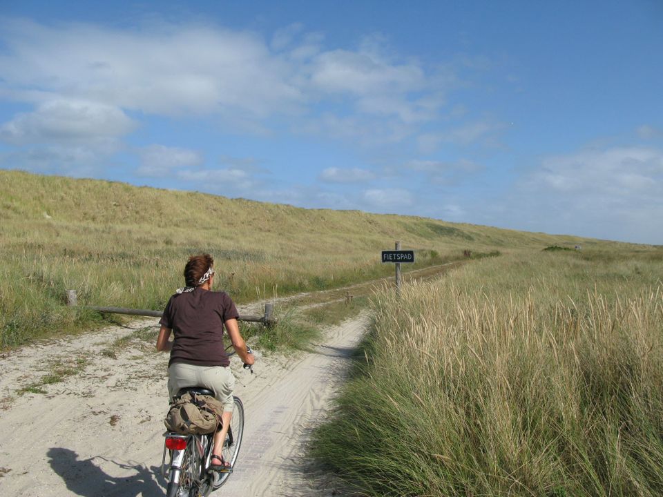 Foto fietsende vrouw in duinen Vlieland (klein)