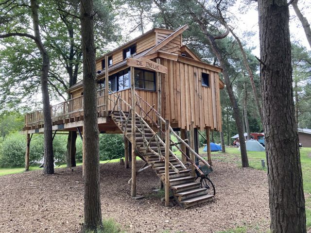 Buitenkant van boomhut De Beuk in Westerbork.