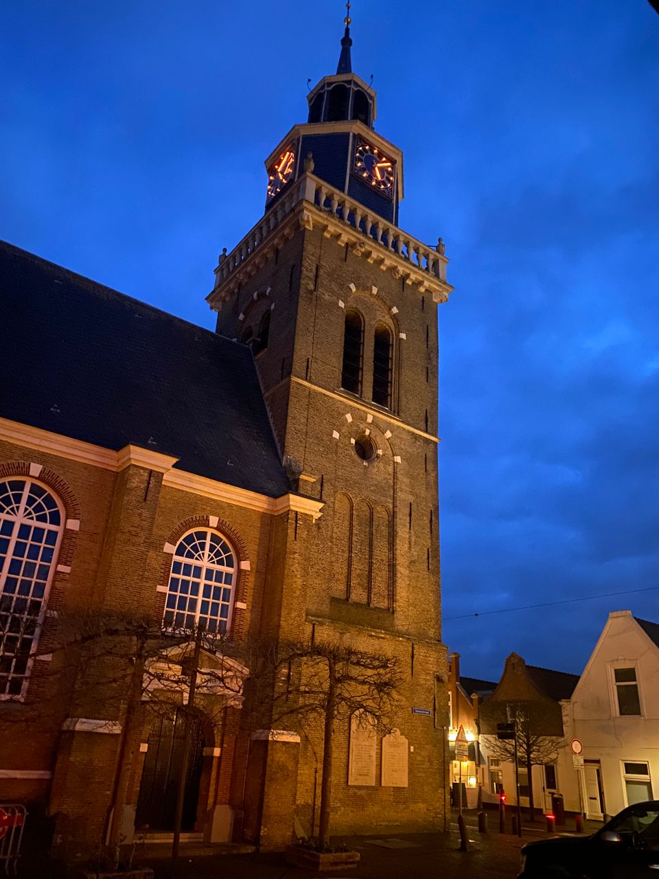 Jouster Toer op de Midstraat in Joure in de avond met sfeervol licht