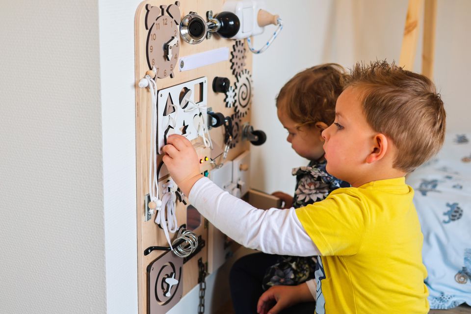 De kleintejes vermaken zich wel in de kids bungalow.