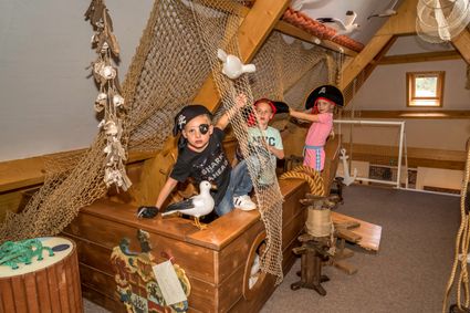 Kinderen in schip in touwmuseum Oudewater