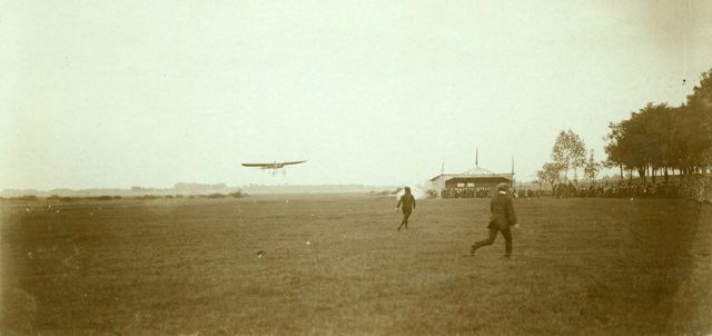 Demonstratievlucht tijdens militaire vliegmanoeuvres.