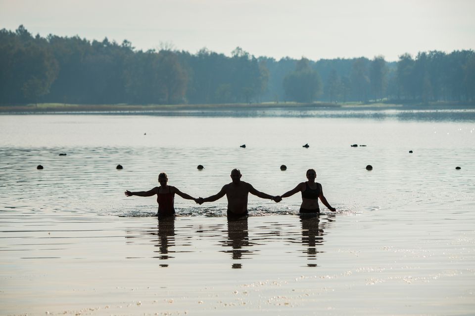 Drie mensen in het water.