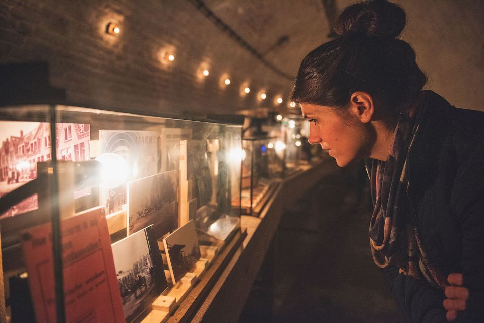 Kazematten air raid shelter Maastricht woman watch in showcase