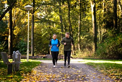 Een man en vrouw zijn samen aan het hardlopen in het van Tuyllpark.