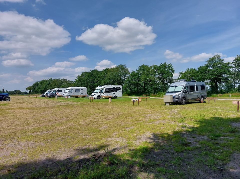 Zicht op de camperplaats 2