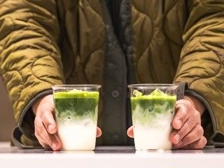 Twee bekers met Matcha