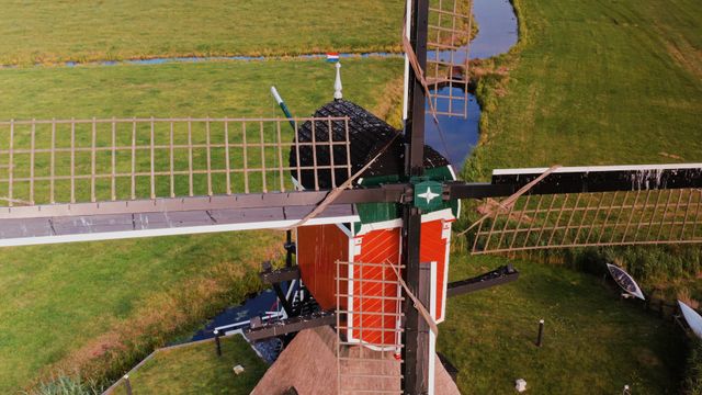 De wieken van de Buurtmolen van dichtbij in Rijpwetering