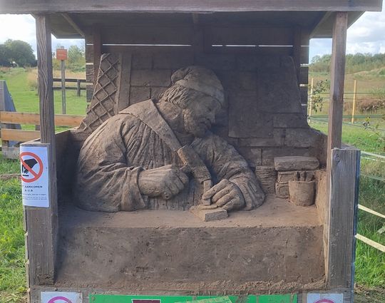 Een zandsculptuur in een kuubskist