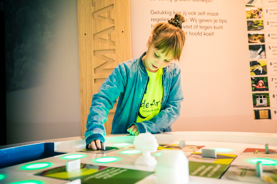 meisje bij de interactieve tentoonstelling van het woudagemaal