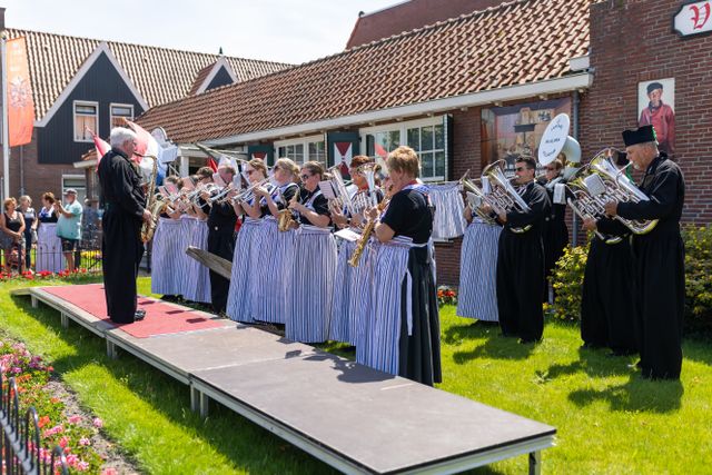 De Fanfare die aan het optreden is voor het Volendams Museum