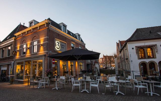 Terras van 3 keuken & bar aan de Visbrug in Oudewater, sfeervol verlicht restaurant aan het water in het centrum van het Groene Hart.
