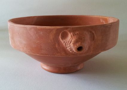 Romeinse Wrijfschaal met leeuwenkoptuit van terra sigillata uit Zwammerdam.