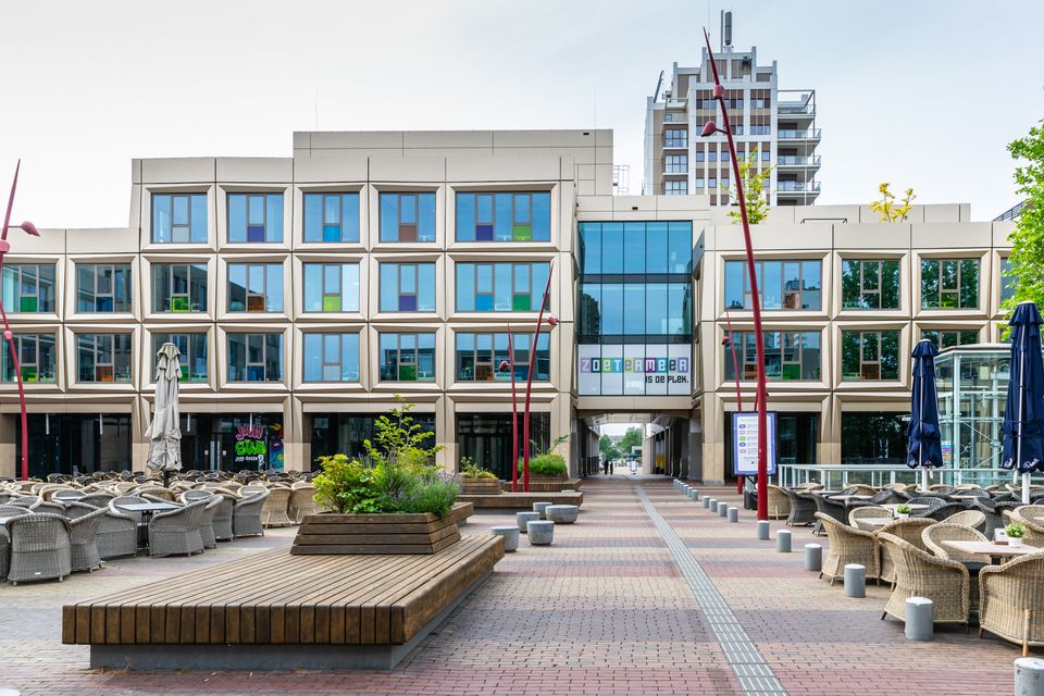 Centrum van Zoetermeer, het stadhuis met horecaplein ervoor