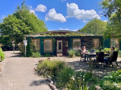 twee personen op het terras voor Piment Lunchcafé